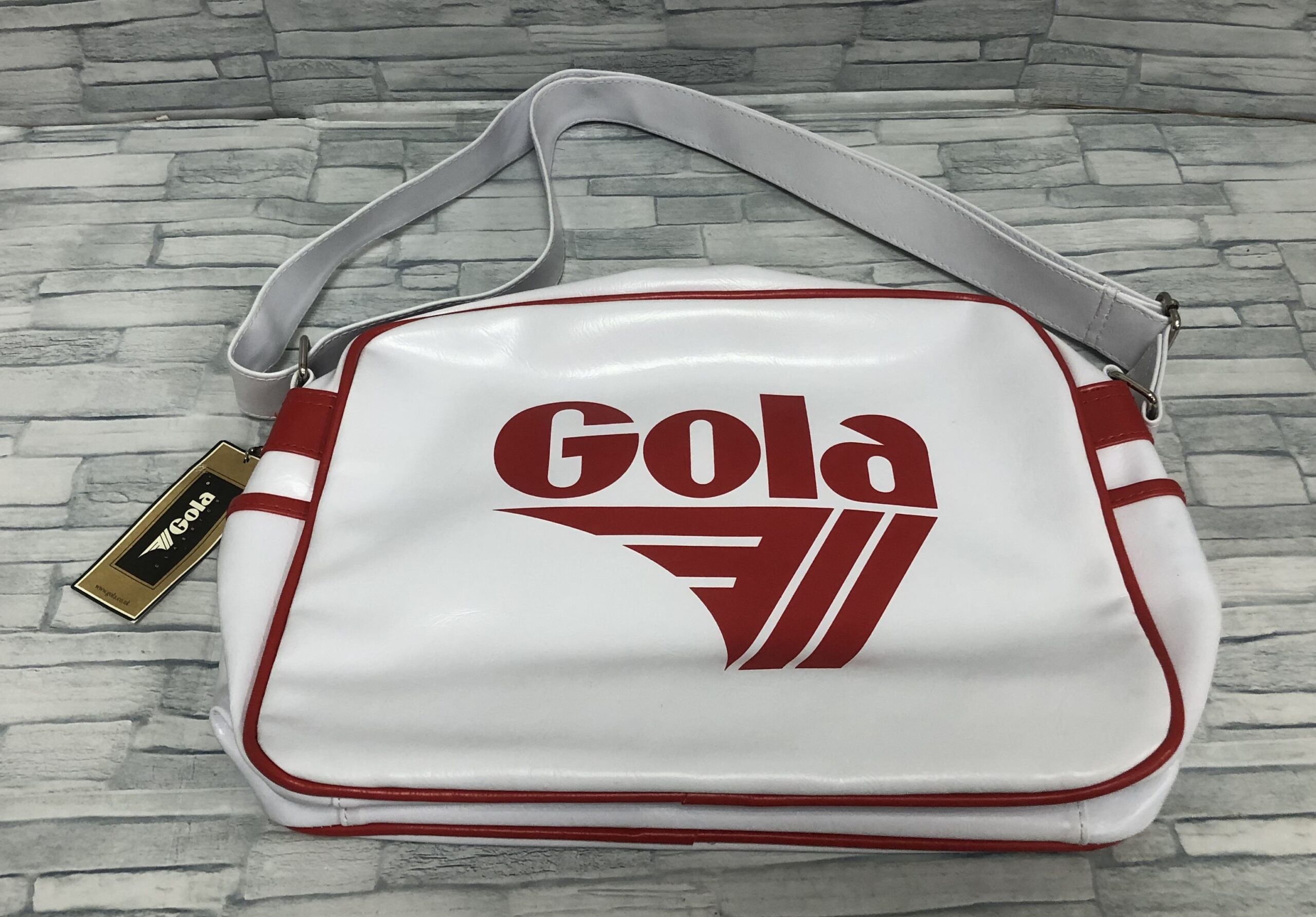 イングランドのスポーツ用品ブランド Gola のショルダーバッグをお買取りさせて頂きました